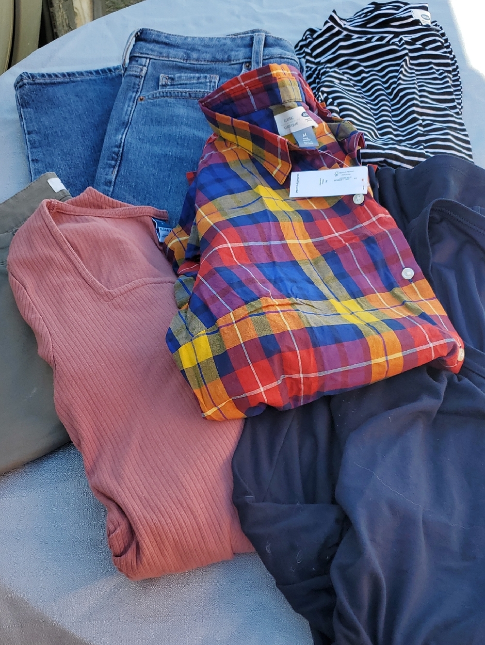 Old Navy 6 Peice Clothing Lot , 4lb 9.6 Oz Shirts , Shorts , Jeans .